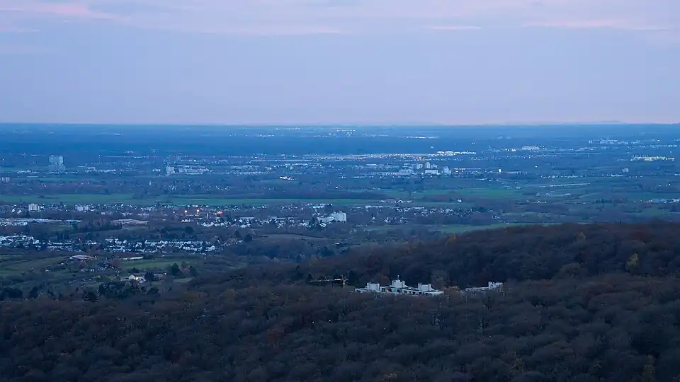 Maximale Fernsicht bis zur Hornisgrinde im Schwarzwald und in 176&nbsp;km Entfernung (rechts am Horizont)