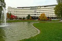 Hardtwaldklinik II oberhalb des Ortes