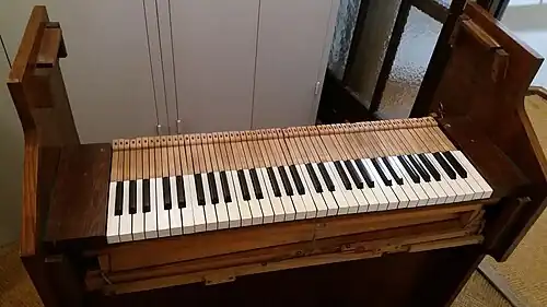 Montiertes Spielwerk mit Tastatur. Sichtbar sind unterhalb der Tasten die befilzten Klappen, die eine Registrierung (Klangwahl) ermöglichen