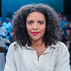 Porträtfoto einer jungen schwarzen Frau