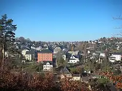 Blick von der Schlossruine, das rote Gebäude ist das Rathaus
