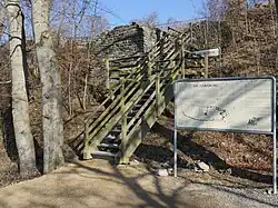 Burgtor mit Informationstafel