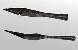 Lanzenspitzen, eine davon könnte im Kampf verbogen worden sein