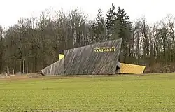 Info-Gebäude am Harzhorn, 2014 und Blick aus Richtung der Bundesstraße und der Autobahn auf das Info-Gebäude, 2018
