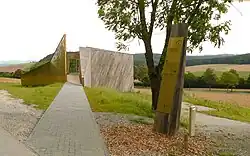 Info-Gebäude am Harzhorn, 2014 und Blick aus Richtung der Bundesstraße und der Autobahn auf das Info-Gebäude, 2018