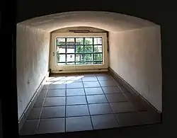 Fenster im Untergeschoss des Mittelrisalits mit ca. 1,70&nbsp;m Wanddicke