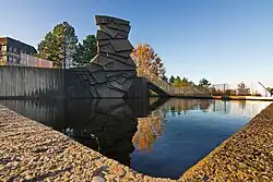 Brunnen vor dem Wasserwerk Granetalsperre der Harzwasserwerke.