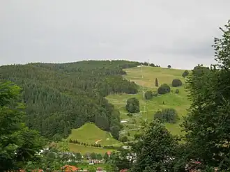 Blick aus der Schutzhütte oberhalb der Kirche St. Johannes der Täufer südsüdostwärts zum Hasenhorn