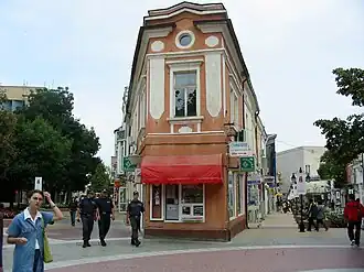 Der Svobodaplatz im Stadtzentrum. Blick nach Osten. Linke Straße ist die Veliko Tarnovo und rechte Straße ist die Otets Paisiy. Der alte Uhrturm aus dem Mittelalter steht hinter dem Fotografen (2005).