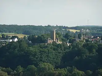 Blick von Stiepel nach Süden zur Burg Blankenstein; der Winterberg mit Windkraftanlage rechts am Horizont (rund 10 km entfernt)