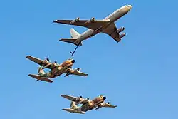 Eine Boeing 707 Re'em betankt eine C-130H Hercules Karnaf, 120. und 131. Staffel im Juni 2016