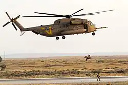 Die israelische Rettungseinheit 669 „Flying Cats“ übt mit einer CH-53D Jasʿur die Bergung von Personen im Juni 2016 auf Chazerim