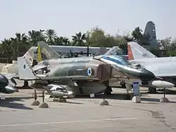 Eine stillgelegte F-4E Phantom II Kurnas der 69. Staffel „Hammers“, ausgestellt im IAF-Museum bei der Chazerim Airbase im Jahr 2010