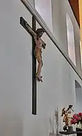 Kruzifix hinter dem Alter