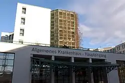 AKh Linz Haupteingang im Hintergrund Bau A