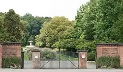 Haupteingang (im Hintergrund der Löwenbrunnen)