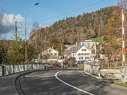 Moderne Strassenbrücke bei Le Pont und Bahnübergang