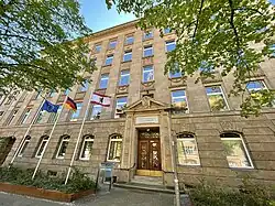 Das Foto zeigt die Gebäudefront der Hauptverwaltung der BG BAU in Berlin.