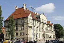 das abgesetzte Gebäude im Südosten mit zwei Erkern und einem großen, flachen Rundgiebel