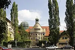 Blick von außen auf das Verwaltungsgebäude