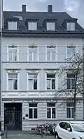 Wohnhaus mit Torzugang
