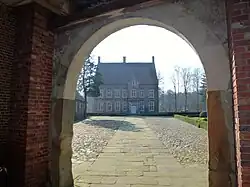 Vorburg mit Blick auf das Haupthaus