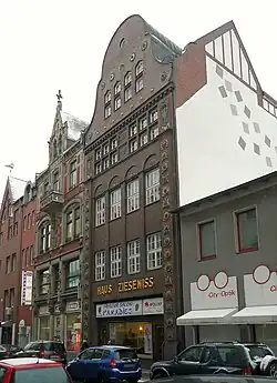 Vorderhaus an der Steintorstraße und Hinterhaus an der Reitwallstraße