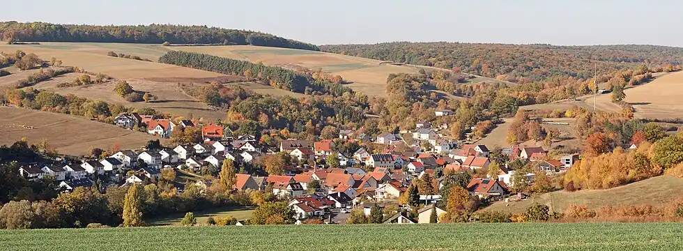 Blick über Hausen auf das Naturschutzgebiet Hausener Talhänge (rechts hinter dem Dorf)