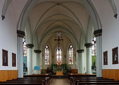 Innenraum mit Blick auf den Hauptaltar im Chor
