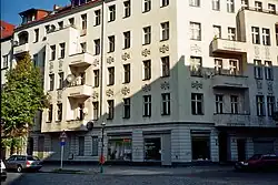 Zu sehen ist eine mit Günter Anlaufs Bauornamenten renovierte Hausfassade