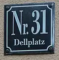 Hausnummer mit Zusatz „Nr.“ und Angabe des Platzes an einem Haus im Duisburger Dellviertel