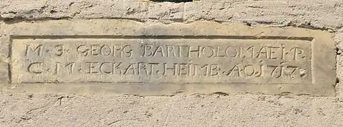 Steintafel an der Kirche mit Jahreszahl 1717. Die Namen sind vermutlich die Stifter der Kirche oder des Kirchturms