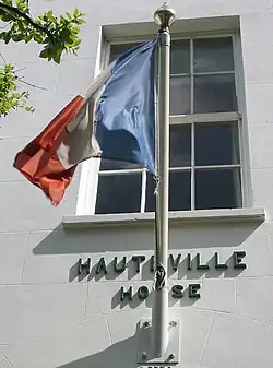 Fahne über der Eingangstür