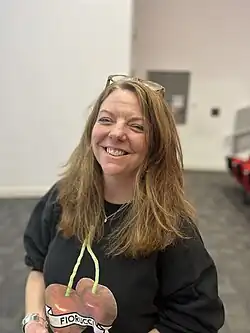 Havana Marking im schwarzen Pulli lacht in die Kamera