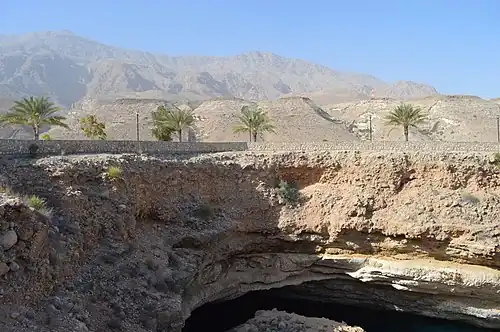 Die Doline Hawiyyat Nadschm am Fuße des Hadschar-Gebirges