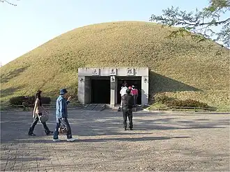 Der Eingang der Grabstätte