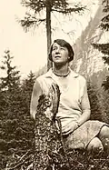 Hedy Kempny, Rast auf einer Wanderung bei Gutenstein, 1932