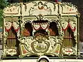 Die älteste bekannte Orgel des Orgelbauers J. Burssens in Antwerpen (Belgien) aus dem Jahr 1909. Zunächst als fest installierte Tanzorgel in Belgien in Gebrauch, gelangte sie nach dem Ersten Weltkrieg in die Niederlande und wurde zur mobilen Jahrmarktsorgel.