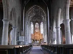 Blick durchs Mittelschiff zum Chor