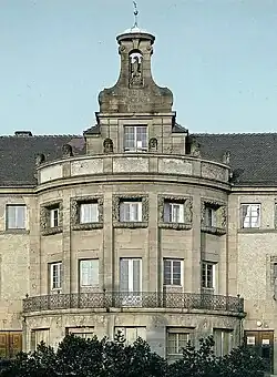 Der halbkreisförmige Vorbau des Fischerschen Theaters