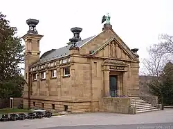 Als Turm mit Feuerschale gestalteter Schornstein des Krematoriums Heilbronn, erbaut 1904–1905[15]
