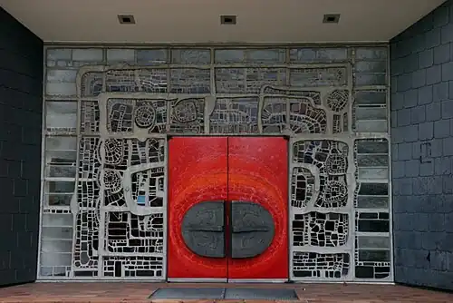 Heilig Geist in Hattingen, Außenfront in Dallglas betongefasst und Portal in Stahlemail