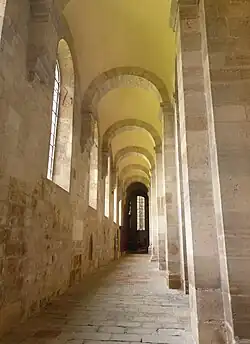 Nördliches Seitenschiff, mit Bodenplatten aus Kaiserstein