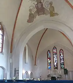 Innenraum nach Osten mit Fresko aus den 15.&nbsp;Jahrhundert und Chorfenstern von 1963