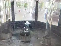 Einzelne Luftblasen steigen in Wasser in einem Glaskasten auf