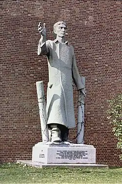 Heimkehrerdenkmal an der St.-Norbert-Kirche in Friedland
