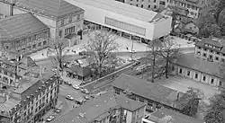 Moserbau 1 bis 3, Pfisterbau mit Bührlesaal und Restaurant, im Zentrum Heimplatz mit Tramwartehäuschen und Denkmal für Ignaz Heim, rechts alte, denkmalgeschützte Turnhallen, links unten Pfauenkomplex, 1963