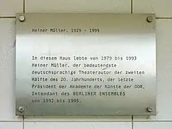 Gedenktafel am Wohnblock in Berlin-Friedrichsfelde