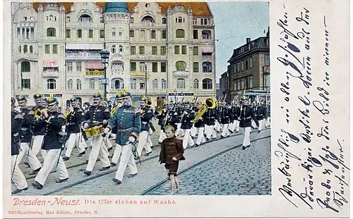 Röpenack mit der Kapelle des 12. Infanterieregiments Nr. 177 beim Aufziehen der Wache, Dresden Albertplatz, 1905