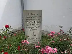 Grabstein für den am 8. Mai 1945 von einem Sowjetsoldaten im Pfarrhof erschossenen Gemeindepfarrer Carl Fürchtegott Jentsch